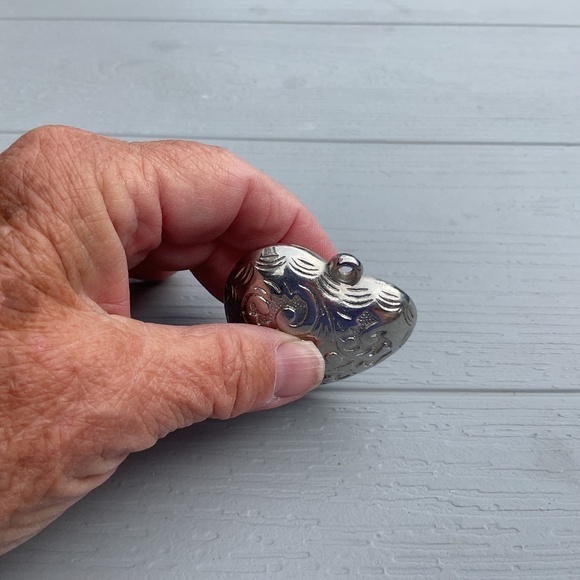 Puff Heart Pendant Silvertone Metal Victorian Style etched 2” tall - Picture 4 of 6